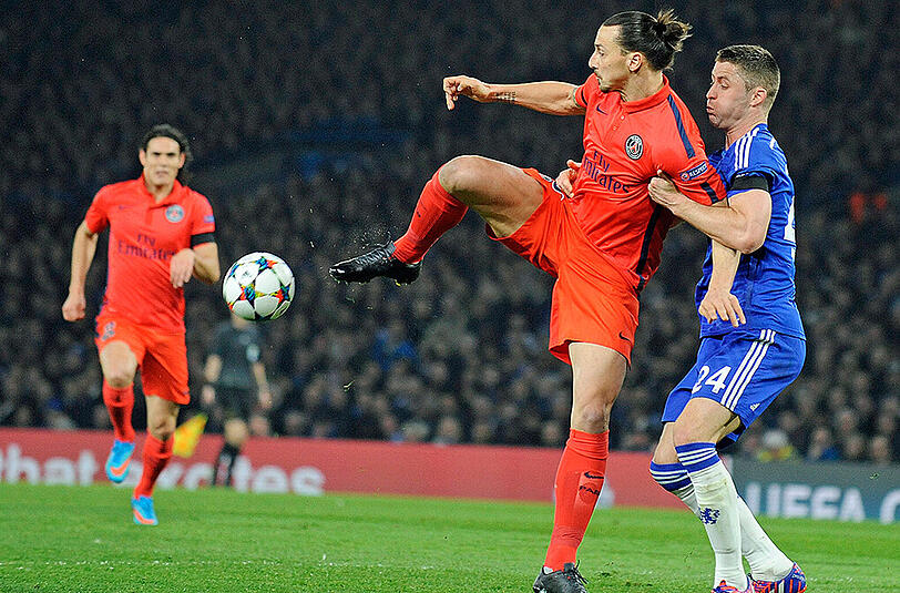 Zlatan Ibrahimovic (Paris St. Germain) und Gary Cahill (FC Chelsea) im Champions-League-Duell am 11. März 2015.