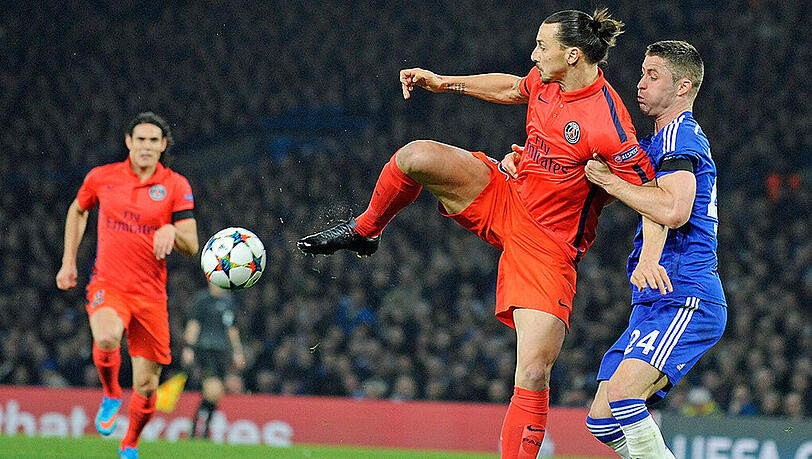 Zlatan Ibrahimovic (Paris St. Germain) und Gary Cahill (FC Chelsea) im Champions-League-Duell am 11. März 2015. Zlatan Ibrahimovic (Paris St. Germain) und Gary Cahill (FC Chelsea) im Champions-League-Duell am 11. März 2015.