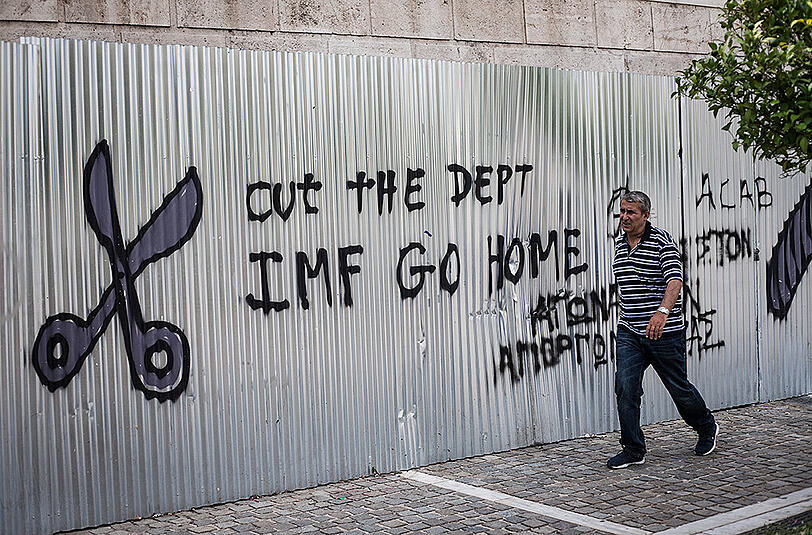 "Schuldenschnitt - IWF Raus" - Protest in Athen. Die Griechen schulden dem Staat fast 87 Milliarden Euro Steuern.