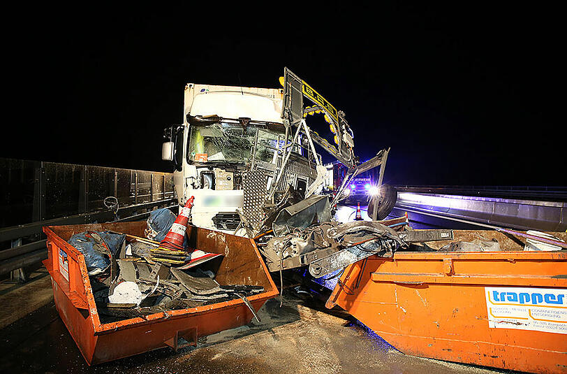 Bei seinem Crash in eine Baustelle hinterließ ein Lkw eine Schneise der Verwüstung. Die Bilder.