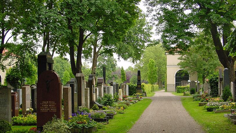 Bei der Führung am Freitag, 27. September, über den Schwabinger Nordfriedhof gibt's noch freie Plätze. Bei der Führung am Freitag, 27. September, über den Schwabinger Nordfriedhof gibt's noch freie Plätze.