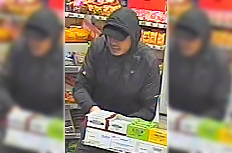 Dieser Mann raubte, mit einer Pistiole und Pfefferspray bewaffnet, die Tankstelle an der Kapuzinerstraße aus.