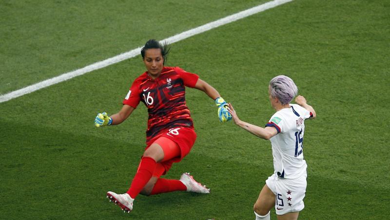 Frankreichs Torhüterin Sarah Bouhaddi (l) ist aus dem Tor gelaufen und kommt vor Megan Rapinoe an den Ball. Frankreichs Torhüterin Sarah Bouhaddi (l) ist aus dem Tor gelaufen und kommt vor Megan Rapinoe an den Ball.