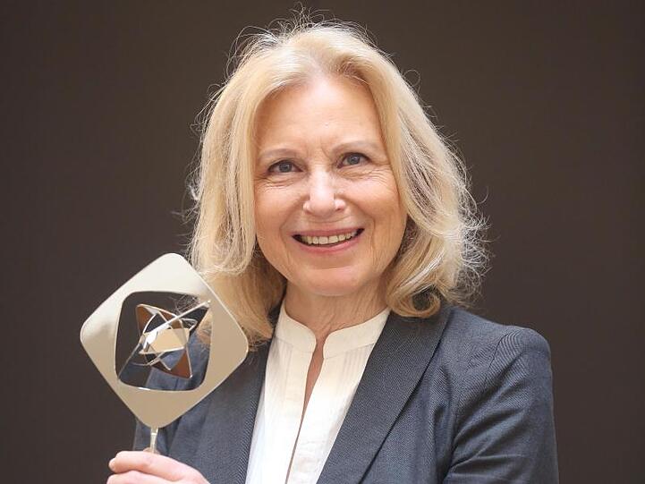 Maren Kroymann wird mit einem Grimme-Preis für "Kroymann" ausgezeichnet.