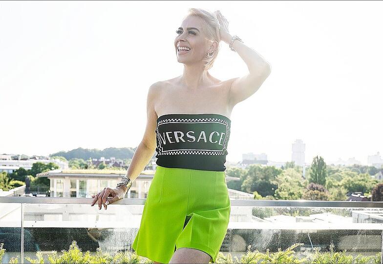 Über den Dächern Münchens: Verena Kerth präsentiert ihre neue blonde Kurzhaarfrisur