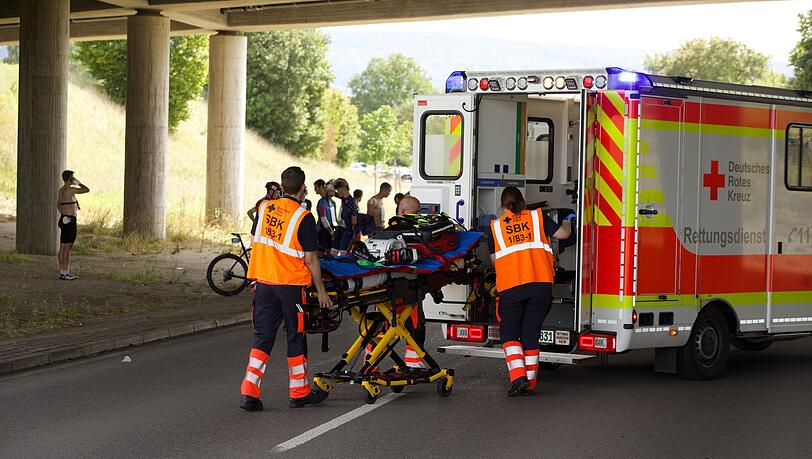 Eine Radrennveranstaltung ist nach Stürzen vieler Teilnehmer abgebrochen worden.