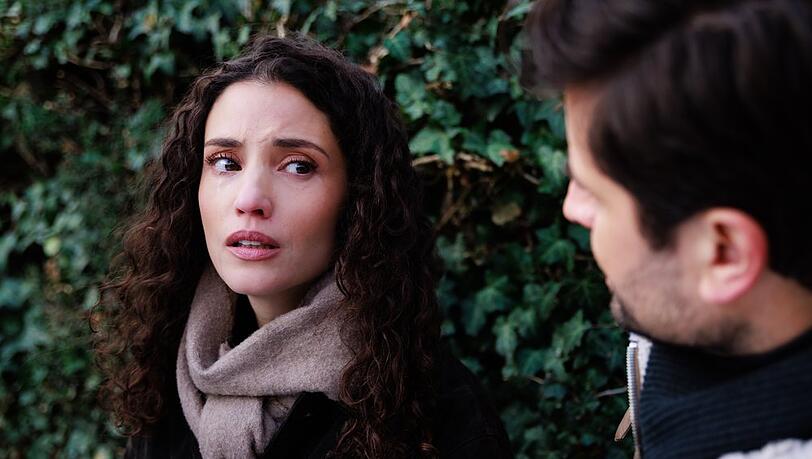 "Unter uns": Naomi (l.) beginnt zu realisieren, in welcher L&uuml;ge sie all die Jahre gelebt hat.