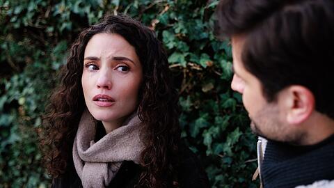 "Unter uns": Naomi (l.) beginnt zu realisieren, in welcher L&uuml;ge sie all die Jahre gelebt hat.