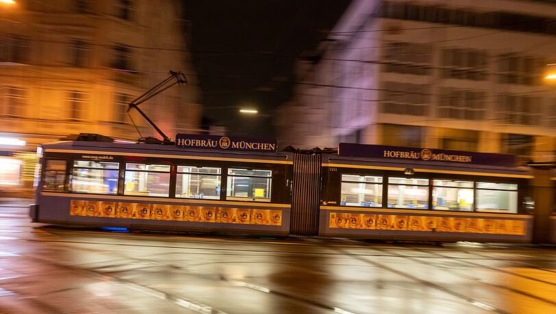 Die Polizei nahm den 22 Jahre alten Verd&auml;chtigen noch in der Stra&szlig;enbahn fest. (Symbolbild)