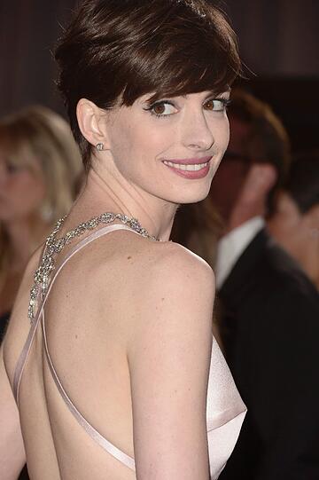 Platz 9: Anne Hathaway. Die Schauspielerin ist sonst eher der brave Typ, neulich gab es aber ein peinliches Unten-ohne-Foto. Deshalb diese Platzierung?