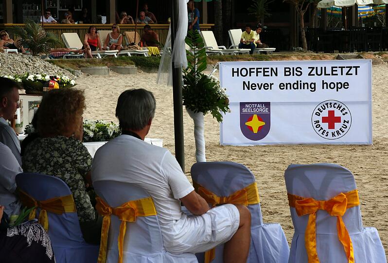 Zehn Jahre später gedenken Angehörige der Tsunami-Opfer in Indonesien