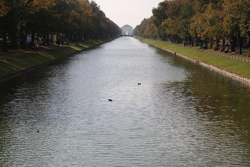 Was für eine Sichtachse: Blick aufs Schloss vom Kanal.