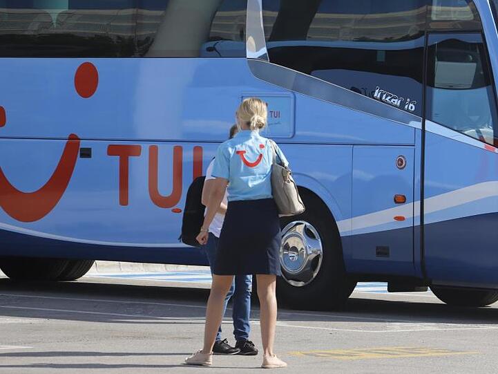 Eine TUI-Mitarbeiterin wartet am Flughafen Palma de Mallorca auf die ersten Reisenden.