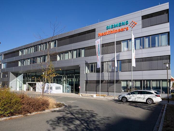 Das Hauptquartier des Medizintechnikkonzerns Siemens Healthineers in Erlangen. Foto: Daniel Karmann/dpa/Archivbild