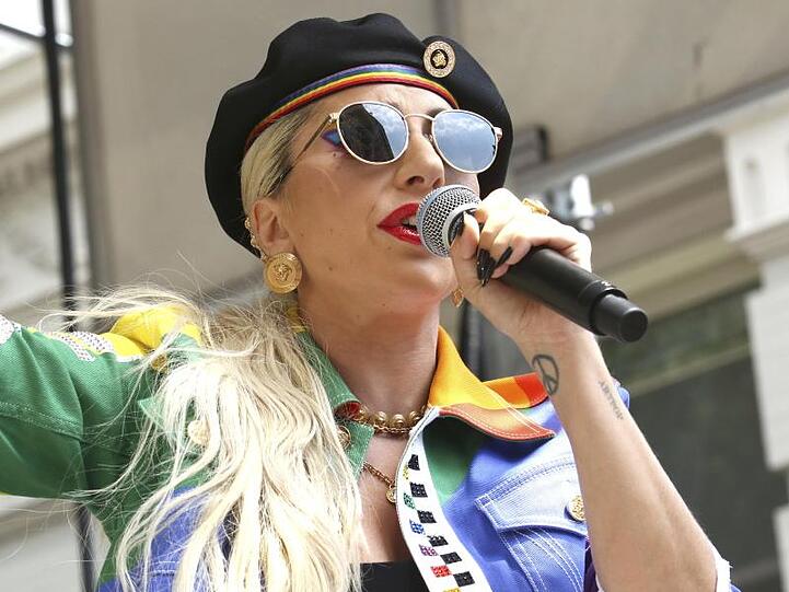 Die Sängerin Lady Gaga kündigt Regen an.