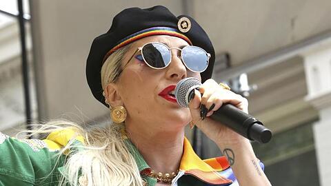 Die Sängerin Lady Gaga kündigt Regen an.