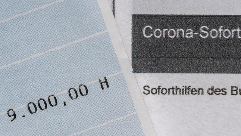 Ein Kontoauszug mit der überwiesenen Summe von 9.000 Euro Corona-Soforthilfe liegt auf einem Antrag für den Zuschuss der Sächsischen Aufbaubank. Ein Kontoauszug mit der überwiesenen Summe von 9.000 Euro Corona-Soforthilfe liegt auf einem Antrag für den Zuschuss der Sächsischen Aufbaubank.