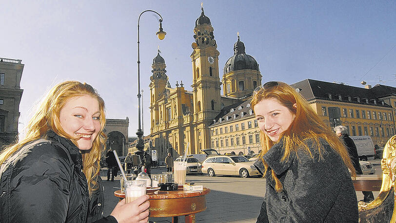 Winter – anscheinend nur ein Gerücht: Franziska und Maria sonnten sich gestern jedenfalls im Tambosi – ein Bild wie aus dem Wonnemonat Mai.Foto: Gregor Feindt Winter – anscheinend nur ein Gerücht: Franziska und Maria sonnten sich gestern jedenfalls im Tambosi – ein Bild wie aus dem Wonnemonat Mai.Foto: Gregor Feindt