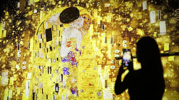 Die immersive Show "Klimts Kuss" bietet eine Reise durch das Wien um 1900, die Malerei des Jugendstilkünstlers löst sich freilich in ihre schimmernden Partikel auf.