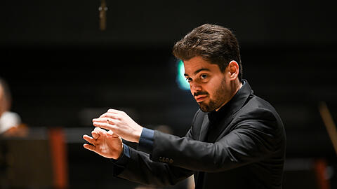 Der Dirigent Lahav Shani.