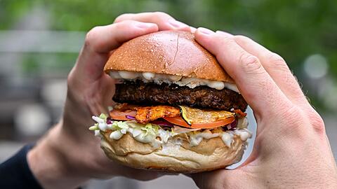 Burger mit einem vegetarischen Patty belegt. (Archivbild)
