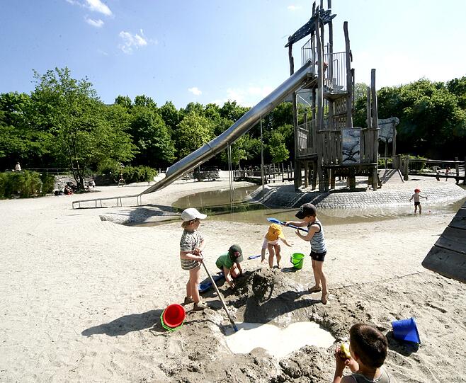 Auf dem Wasserspielplatz werden Dämme und Stauseen gebaut. Wer möchte, darf auch klettern.