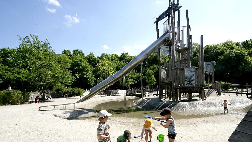 Auf dem Wasserspielplatz werden Dämme und Stauseen gebaut. Wer möchte, darf auch klettern. Auf dem Wasserspielplatz werden Dämme und Stauseen gebaut. Wer möchte, darf auch klettern.