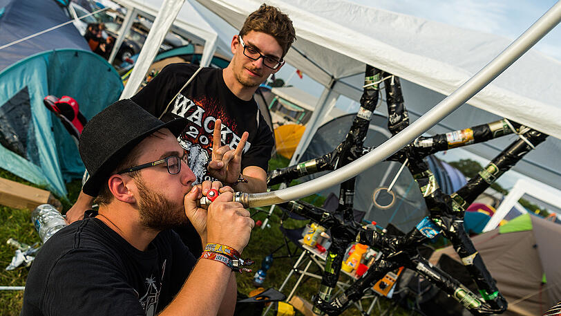 Das Wacken-Festival ist eröffnet. Die Bilder von Bier, Matsch und Fans.