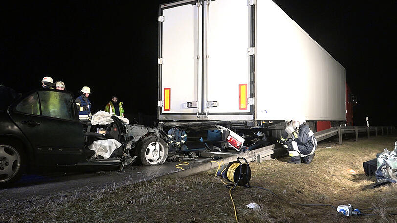 Das Ehepaar im Auto kam mit schwersten Verletzungen ins Krankenhaus. Der Lkw-Fahrer wurde zum Helden, weil er nach dem Unfall sofort das brennende Auto löschte. Die Bilder von der Unfallstelle.