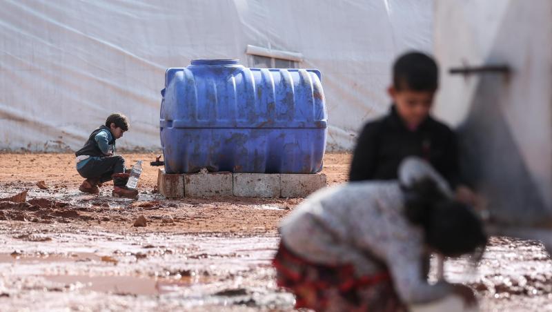 Kinder füllen in einem provisorischen Lager in der Region Idlib Behälter mit Wasser auf. Von den Hilfsgütern, die bisher die Grenzübergänge passierten, sind westlichen Angaben zufolge etwa 2,8 Millionen Menschen abhängig.