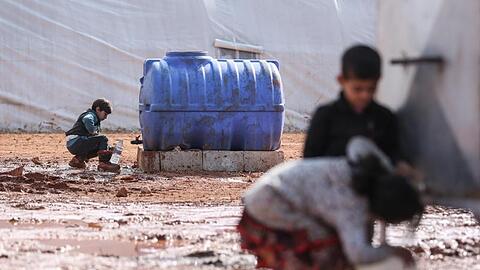 Kinder füllen in einem provisorischen Lager in der Region Idlib Behälter mit Wasser auf. Von den Hilfsgütern, die bisher die Grenzübergänge passierten, sind westlichen Angaben zufolge etwa 2,8 Millionen Menschen abhängig.