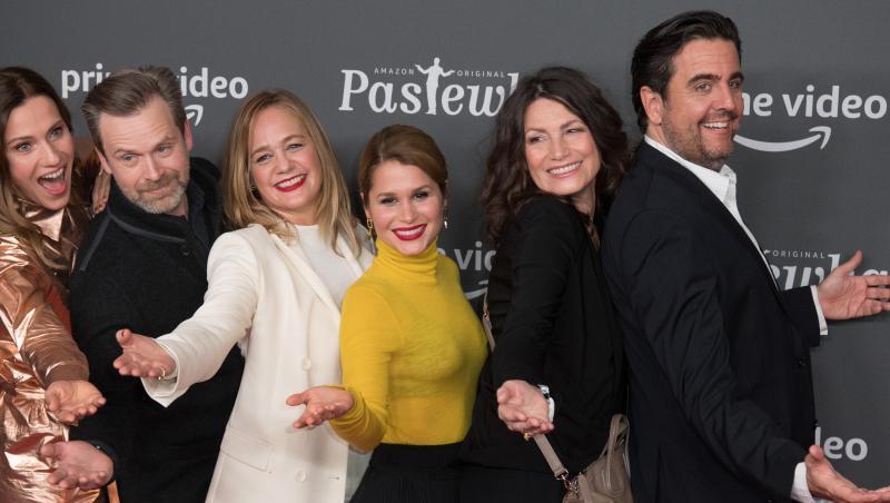 Bettina Lamprecht (l-r), Matthias Matschke, Sonsee Neu, Cristina do Rego, Sabine Vitua und Bastian Pastewka bei der Premiere der 10. Staffel von "Pastewka" in Berlin. Bettina Lamprecht (l-r), Matthias Matschke, Sonsee Neu, Cristina do Rego, Sabine Vitua und Bastian Pastewka bei der Premiere der 10. Staffel von "Pastewka" in Berlin.