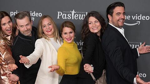 Bettina Lamprecht (l-r), Matthias Matschke, Sonsee Neu, Cristina do Rego, Sabine Vitua und Bastian Pastewka bei der Premiere der 10. Staffel von "Pastewka" in Berlin.