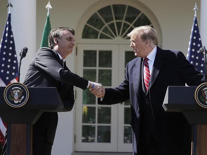 Brasiliens Präsident Jair Bolsonaro (l) während seines Treffens mit Donald Trump.