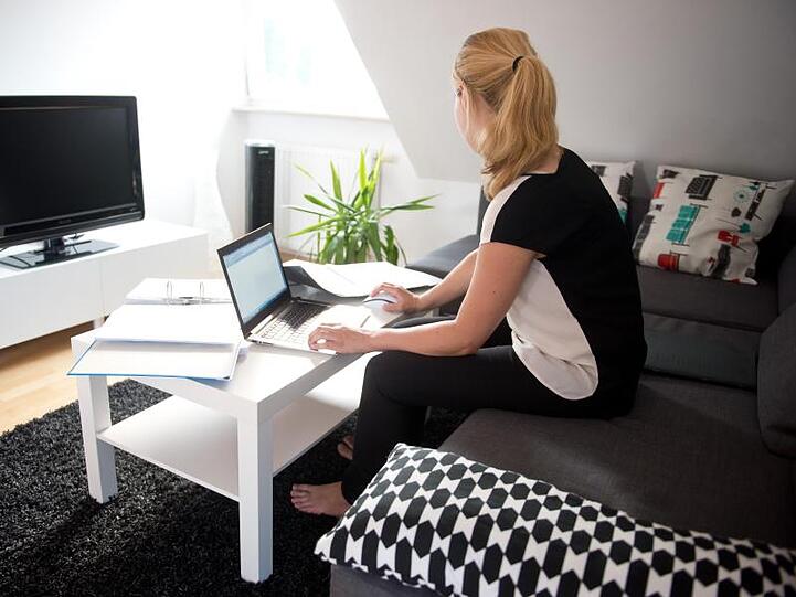 Büro im Wohnzimmer: Die große Koalition streitet weiter über das von der SPD geforderte Recht auf Arbeiten von zu Hause aus.