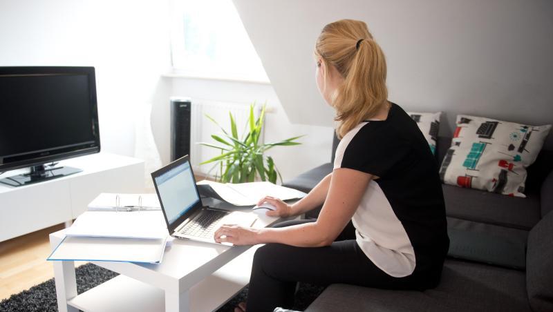 Büro im Wohnzimmer: Die große Koalition streitet weiter über das von der SPD geforderte Recht auf Arbeiten von zu Hause aus. Büro im Wohnzimmer: Die große Koalition streitet weiter über das von der SPD geforderte Recht auf Arbeiten von zu Hause aus.