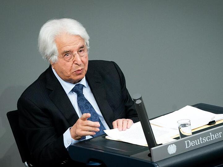 Der Historiker Saul Friedländer spricht beim Gedenken an die Opfer des Nationalsozialismus im Deutschen Bundestag.