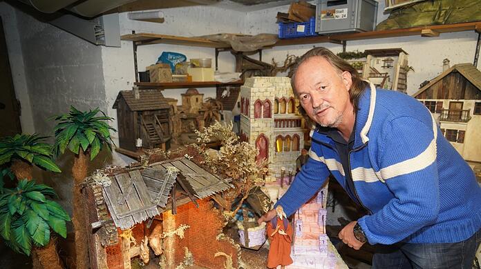 Jürgen Milla ist der Krippenbauer des Vereins. Er habe das früher alleine daheim gemacht, doch mit Gleichgesinnten macht es einfach mehr Spaß.