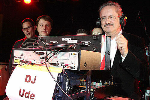 Die Technik blieb für ihn wohl ein großes Geheimnis, doch der Laden tanzte trotzdem nach einem Beat: DJ Ude in Aktion