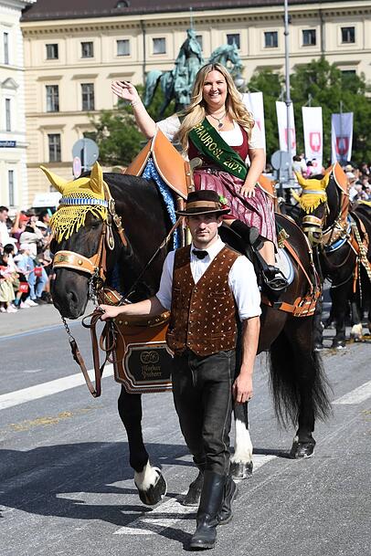 Die ehemalige Bräurosl Verena Gaulinger zu Pferd beim Trachten- und Schützenzug 2023. Die ehemalige Bräurosl Verena Gaulinger zu Pferd beim Trachten- und Schützenzug 2023.