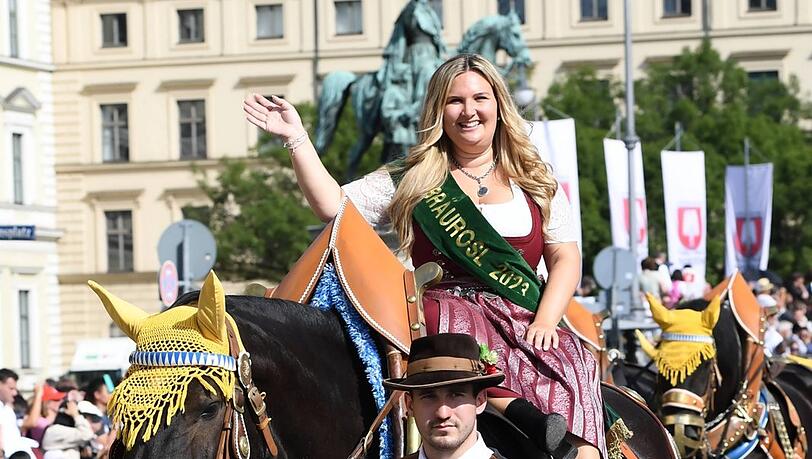 Die ehemalige Bräurosl Verena Gaulinger zu Pferd beim Trachten- und Schützenzug 2023. Die ehemalige Bräurosl Verena Gaulinger zu Pferd beim Trachten- und Schützenzug 2023.