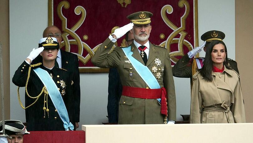 Hier hatten sie noch ein Dach: Prinzessin Leonor (links), König Felipe und Königin Letizia von Spanien.