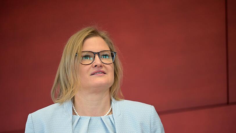 Katrin Ebner-Steiner wurde als Fraktionsvorsitzende der AfD im bayerischen Landtag bestätigt, muss sich das Amt aber künftig teilen. (Archivbild) Katrin Ebner-Steiner wurde als Fraktionsvorsitzende der AfD im bayerischen Landtag bestätigt, muss sich das Amt aber künftig teilen. (Archivbild)