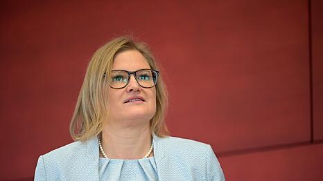 Katrin Ebner-Steiner wurde als Fraktionsvorsitzende der AfD im bayerischen Landtag best&auml;tigt, muss sich das Amt aber k&uuml;nftig teilen. (Archivbild)