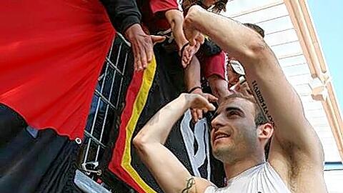 &bdquo;Ohne ihn würde was fehlen!&ldquo; Die Club-Fans sind erleichtert, dass der Publikumsliebling auch weiterhin für den Club kickt.