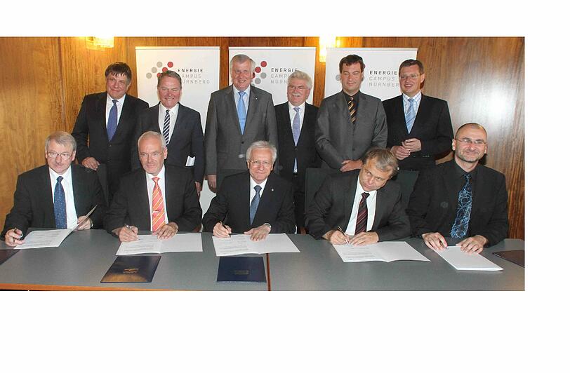 Nach der Unterschrift fließen 50 Millionen Euro: die Wissenschaftler Heinz Gerhäuser, Michael Braun, Karl-Dieter Grüske, Lothar Frey und Christoph Brabec (vorne, v. li.) und EnCN-Boss Wolfgang Arlt mit den Politikern Wolfgang Heubisch, Horst Seehofer, Martin Zeil, Markus Söder und Roland Fleck (hi. v. li.).