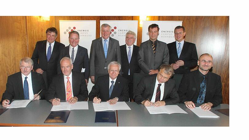 Nach der Unterschrift fließen 50 Millionen Euro: die Wissenschaftler Heinz Gerhäuser, Michael Braun, Karl-Dieter Grüske, Lothar Frey und Christoph Brabec (vorne, v. li.) und EnCN-Boss Wolfgang Arlt mit den Politikern Wolfgang Heubisch, Horst Seehofer, Martin Zeil, Markus Söder und Roland Fleck (hi. v. li.). Nach der Unterschrift fließen 50 Millionen Euro: die Wissenschaftler Heinz Gerhäuser, Michael Braun, Karl-Dieter Grüske, Lothar Frey und Christoph Brabec (vorne, v. li.) und EnCN-Boss Wolfgang Arlt mit den Politikern Wolfgang Heubisch, Horst Seehofer, Martin Zeil, Markus Söder und Roland Fleck (hi. v. li.).