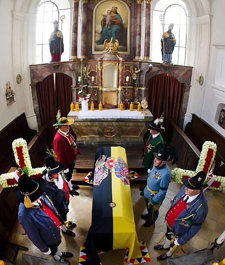 Der mit der Familienfahne bedeckte Sarg von Otto von Habsburg steht mit einem Ehrenspalier der Schützenkompanie Zirl aus Österreich, in der Sankt-Ulrichs-Kirche in Pöcking am Starnberger See, aufgebahrt am Altar.