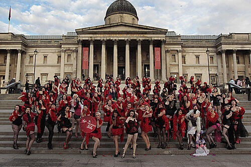 Was ist denn hier los? In London am Trafalgar Square versammelten sich im Januar lauter hübsche und sexy Burlesque-Tänzerinnen - selbstverständlich unter der Führung der Dita von Teese.