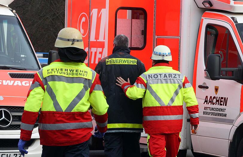 Eine Doppelhaushälfte in Aachen steht in Flammen. Drei kleine Kinder sterben in dem Inferno. Die Bilder vom Löscheinsatz.